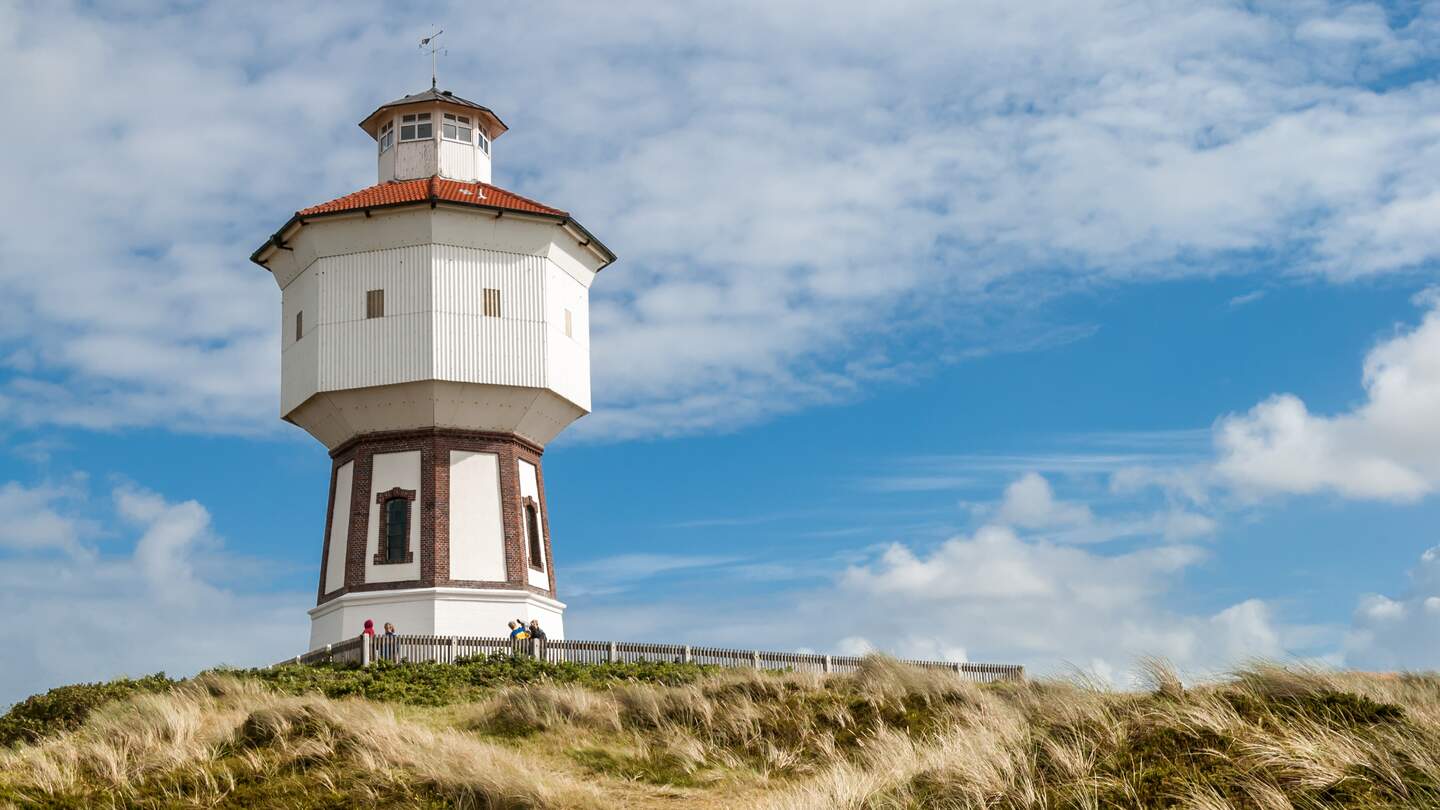 Wasserturm in den Duenen der ostfriesischen Insel an der Nordsee in Langeoog | © Gettyimages.com/TasfotoNL