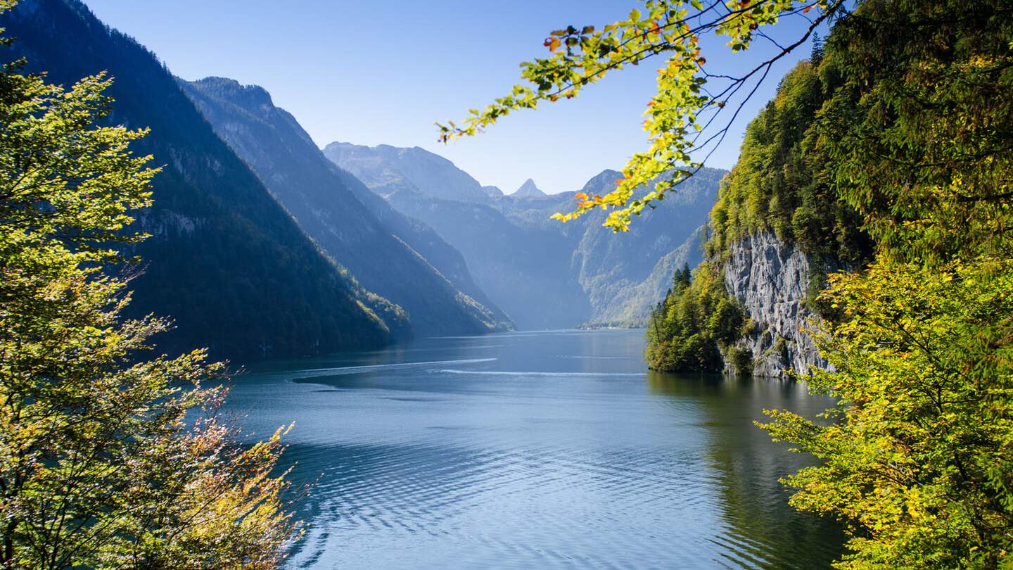 Blick auf den Königssee und die Berge vom Malerwinkel | © Gettyimages.com/photohomepage
