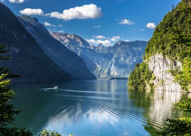 Blick auf den Koenigssee mit fahrendem Schiff | © Gettyimages.com/Max.T
