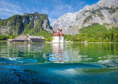  Panoramablick auf den Koenigssee mit weltberuehmter Wallfahrtskirche Sankt Bartholomae und Watzmann an einem schoenen sonnigen Tag im Sommer, Berchtesgadener Land, Bayern | © gettyimages.com/bluejayphoto