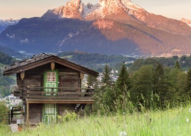 Panoramablick auf eine wunderschoene Landschaft in den bayerischen Alpen mit dem beruehmten Watzmann im Hintergrund im Fruehling | © Gettyimages.com/DieterMeyrl
