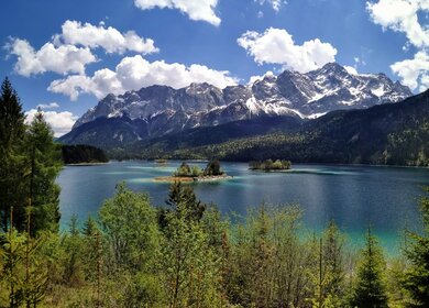 Blick auf den schönen EIbsee bei Sonnenschein und leichten Wolken | © Gettyimages.com/TomAF