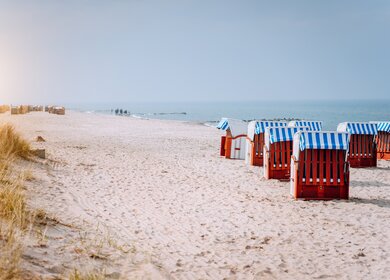 Blau gestreift ueberdachten Stuehle am Sandstrand in Travemuende, Luebeck | © Gettyimages.com/miniloc