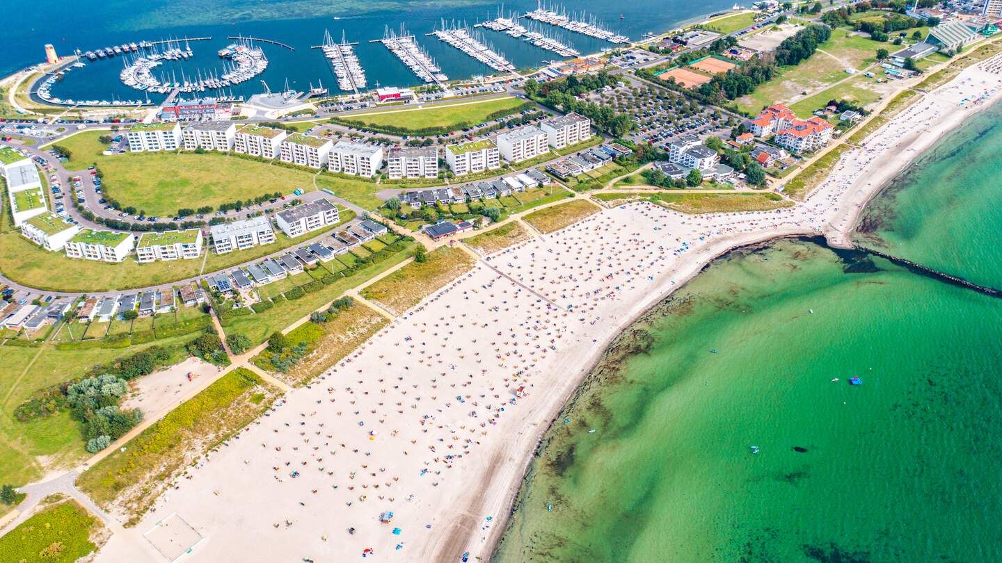 Südstrand der Insel Fehmarn aus der Vogelperspektive mit Strand, Booten, Häusern und der Ostsee | © © Gettyimages.com/jotily