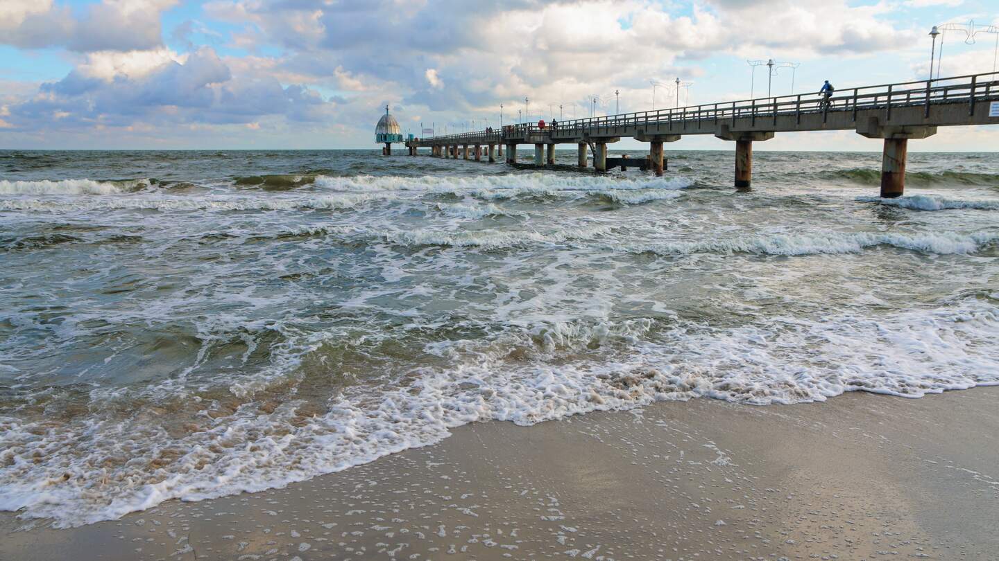 Zinnowitzer Seebruecke mit Taucherglocke im Ferienort an der Ostsee mit Wellen und blauem Himmel mit Wolken | © Gettyimages.com/fermate