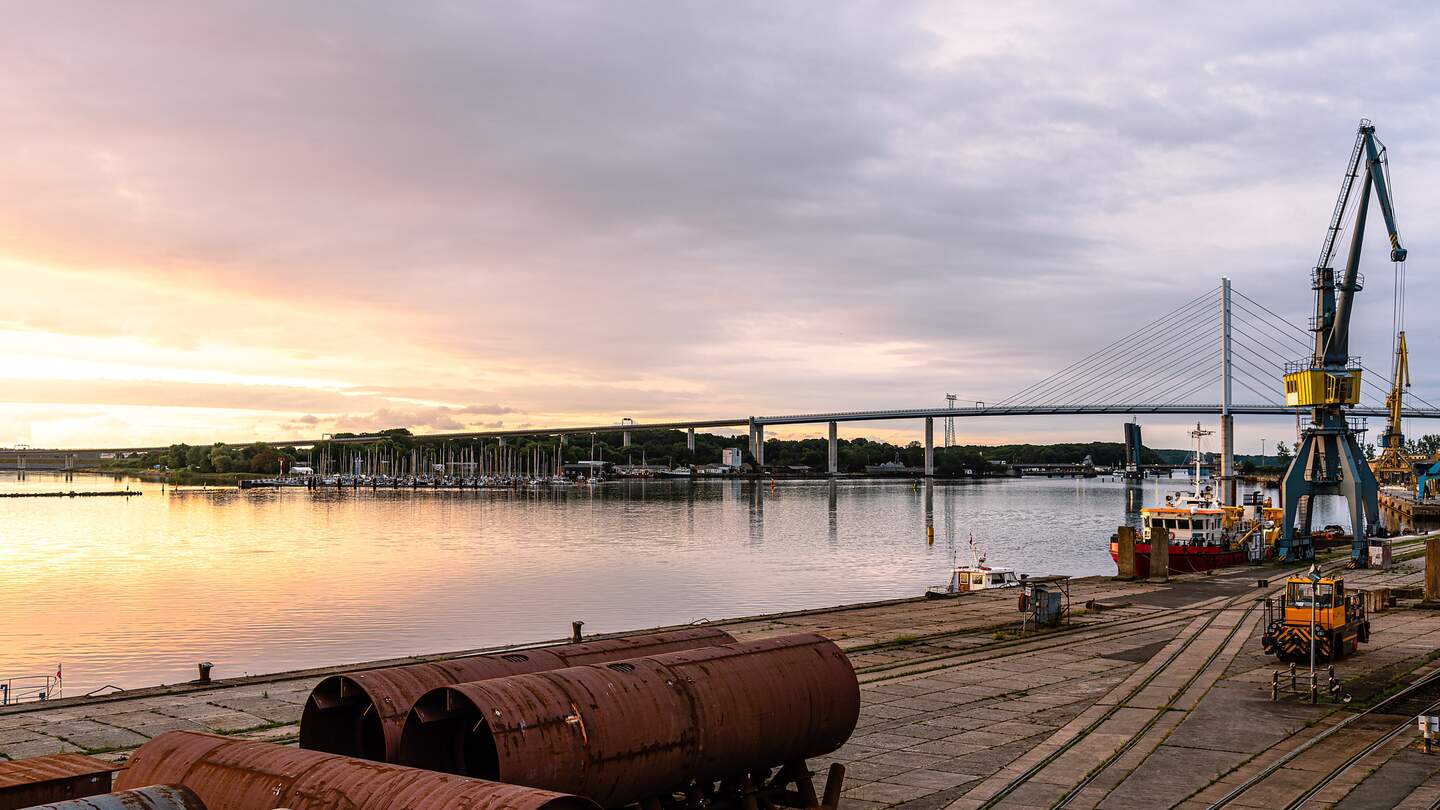 Panorama Blick auf den Hafen von Stralsund mit Bahnbrücke im Hintergrund | © Gettyimages.com/jjfarquitctos