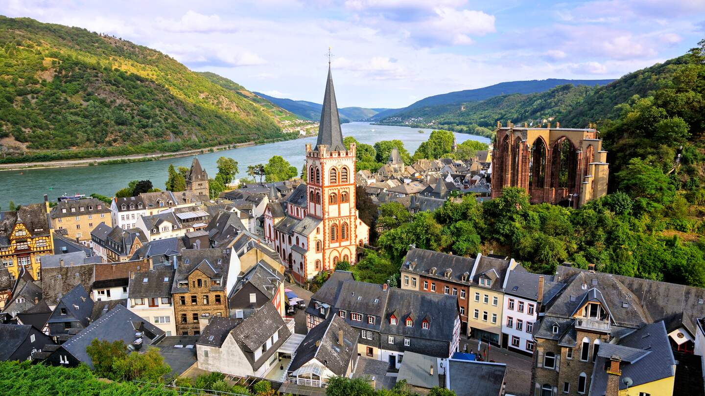 Blick ueber das schoene Dorf Bacharach entlang des berühmten Rheins, Deutschland bei Sonnenuntergang | © Gettyimages.com/jenifoto