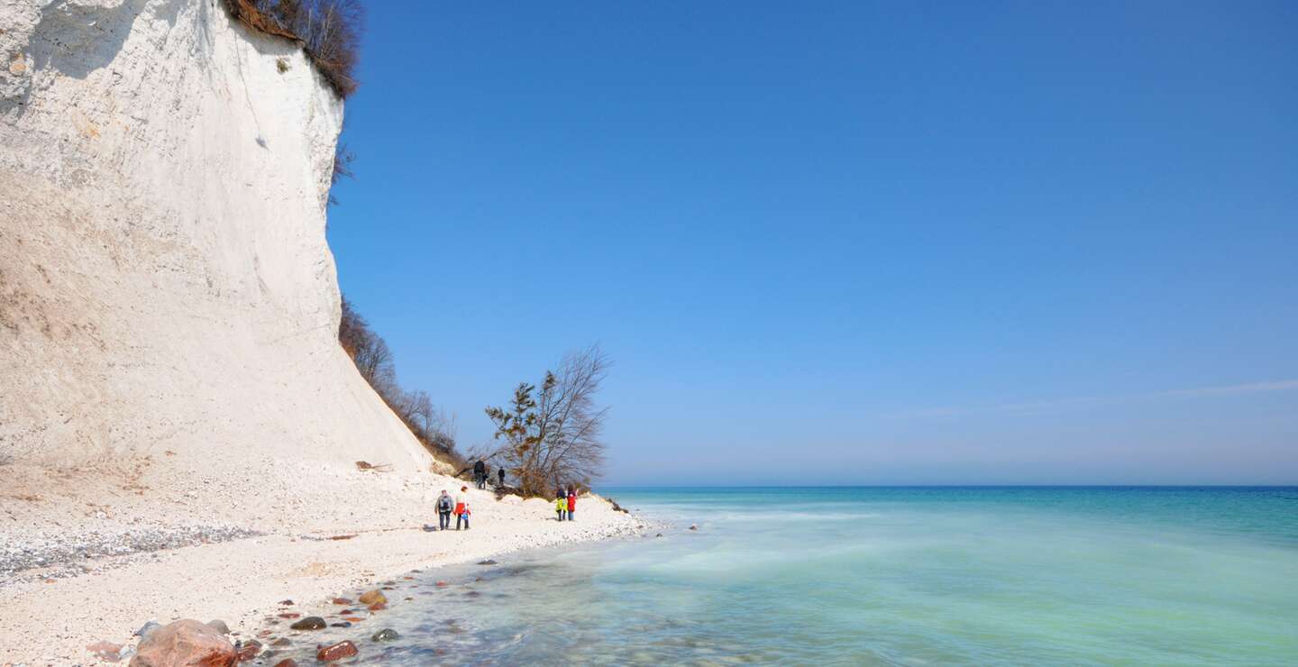 Spaziergaenger an der Kreidefelskueste mit Blick auf das tuerkis blaue Wasser | © Gettyimages.com/hsvrs