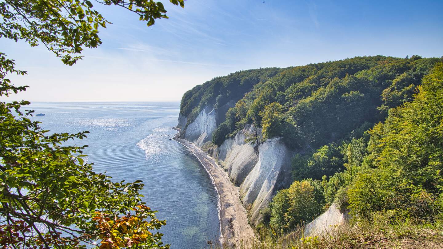 Blick auf die schoenen Kreidefelsen auf der Insel Ruegen bei Sonnenschein | © Gettyimages.com/HPS-Digitalstudio