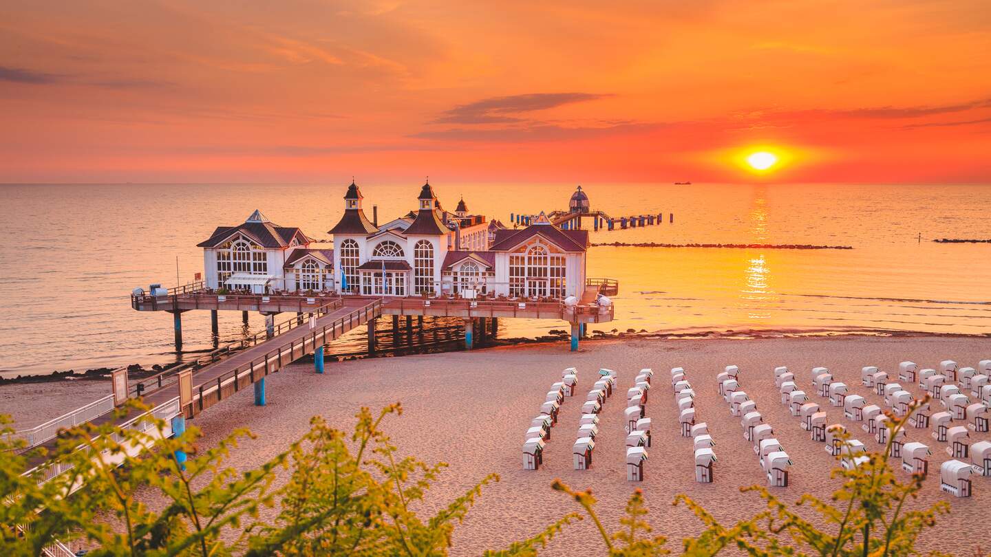 Blick von den Duenen auf den Hauptort auf der Nordseeinsel Juist, Ostfriesland, Deutschland, Europa, im Abendlicht. | © Gettyimages.com/bluejayphoto