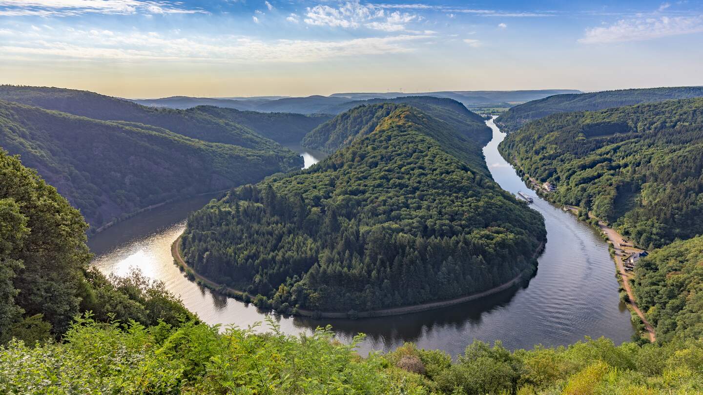 Einzigartige Landschaft und Wahrzeichen des Saarlandes mit Blick auf die Saarschleife mit gefaefbtem Himmel | © Gettyimages.com/travelview
