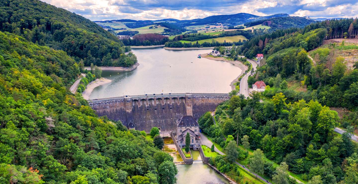 Der Diemelsee mit Staumauer von oben | © Gettyimages.com/teka77