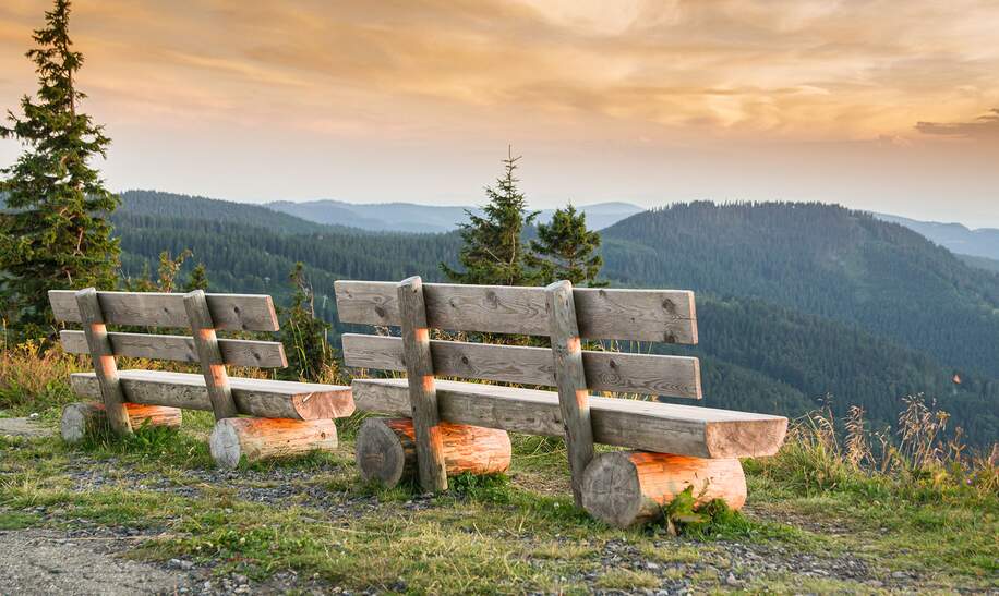 Bänke auf dem Feldberg mit Blick über dunstige Hügel am Abend | © Gettyimages.com/RalphBlankart