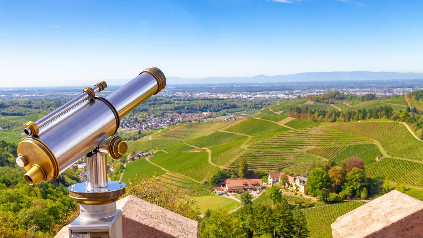 Blick am Fernrohr auf der Burg Staufenberg vorbei auf Durbach und Weinberge | © Gettyimages.com/fotojog