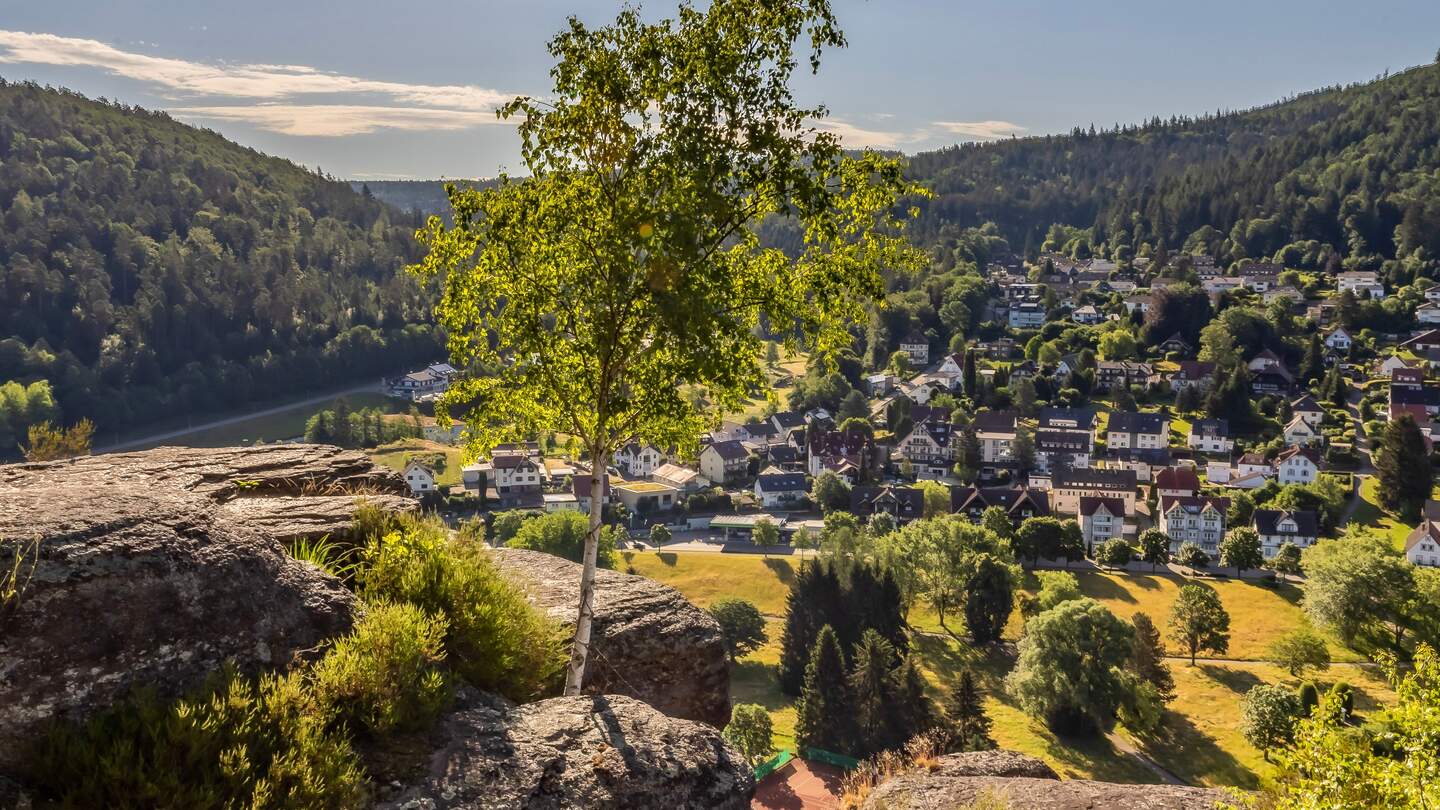 Blick vom Falkensteinfelsen auf Bad Herrenalb | ©  Gettyimages.com/Wirestock