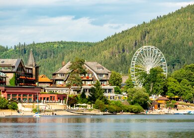 Blick Richtung Titisee Neustadt vom oertlichen Strandbad mit Riesenrad | © Gettyimages.com/Andreas Naegeli