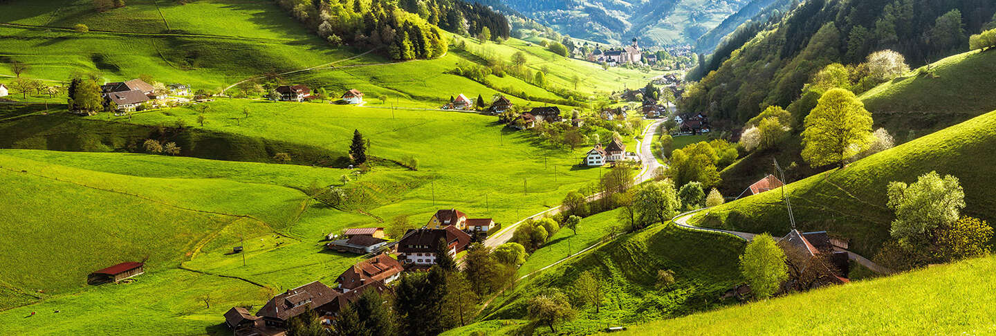 Malerischer Panoramablick auf eine Bergtal mit satten Wiesen und Bäumen sowie historischen Dörfern im Schwarzwald | © © Gettyimages.com/Britus