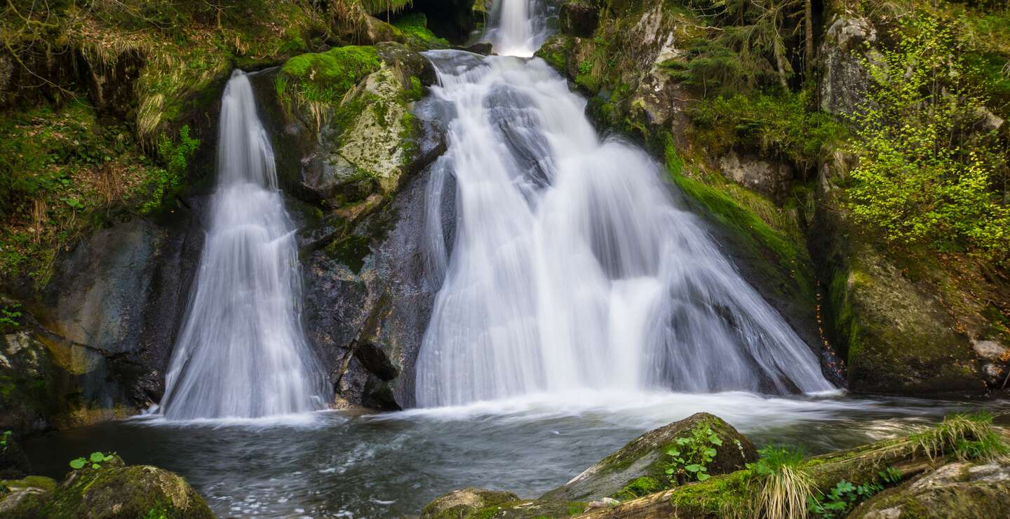 zwei parallele Wasserfälle und zwei Terrassen der Triberger Wasserfälle  | © Gettyimages.com/simondux