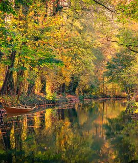 Spreewald-Wasserkanal mit Boot an der Seite im Herbst in Brandenburg | © Pixabay.com/guvo59 