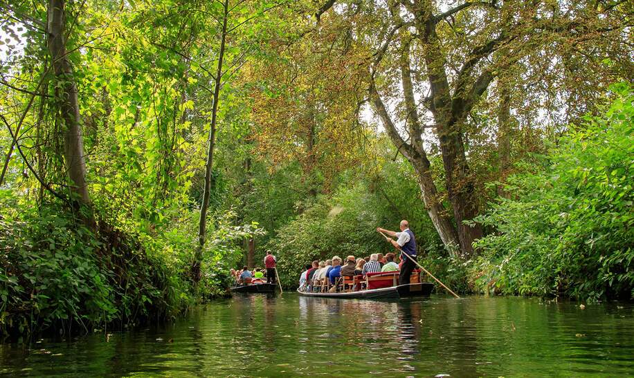 Kahnfahrt mit vielen Passagieren auf der Spree in Luebbenau im Spreewald | © Pixabay.com/herbert2512