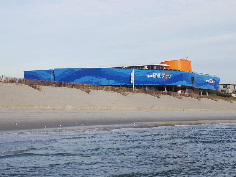 Aussenansicht des Erlebniszentrums Naturgewalten in List auf Sylt, direkt am Meer gelegen | ©  Team Naturgewalten
