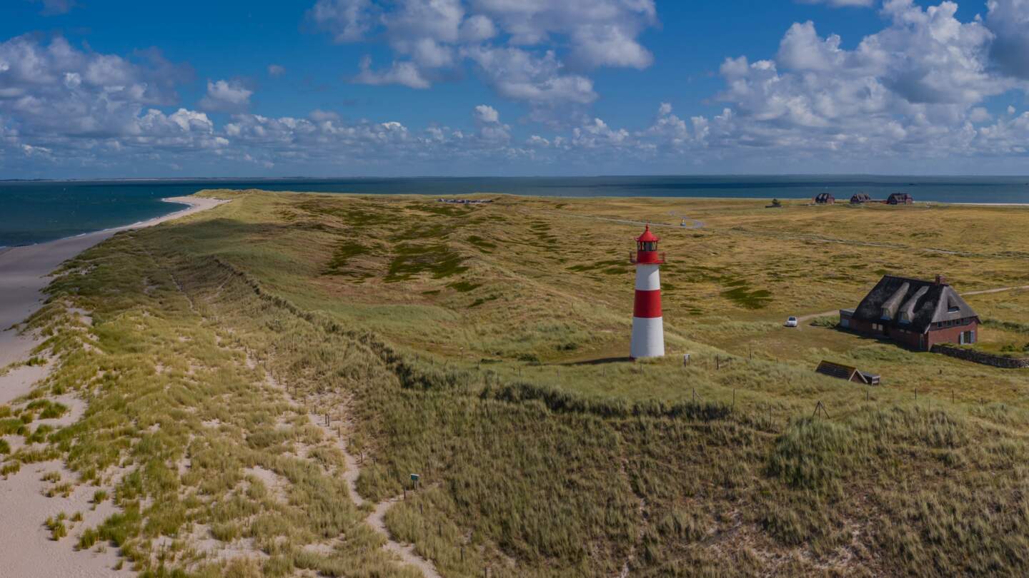 Panorama-Luftaufnahme des Ellenbogens, der Halbinsel an der Nordküste der Insel Sylt, Liste (von Sylt), Nordfriesland, Schleswig-Holstein, Deutschland. Deutschlands nördlichster Leuchtturm.  | © Gettyimages.com/frederickdoerschem