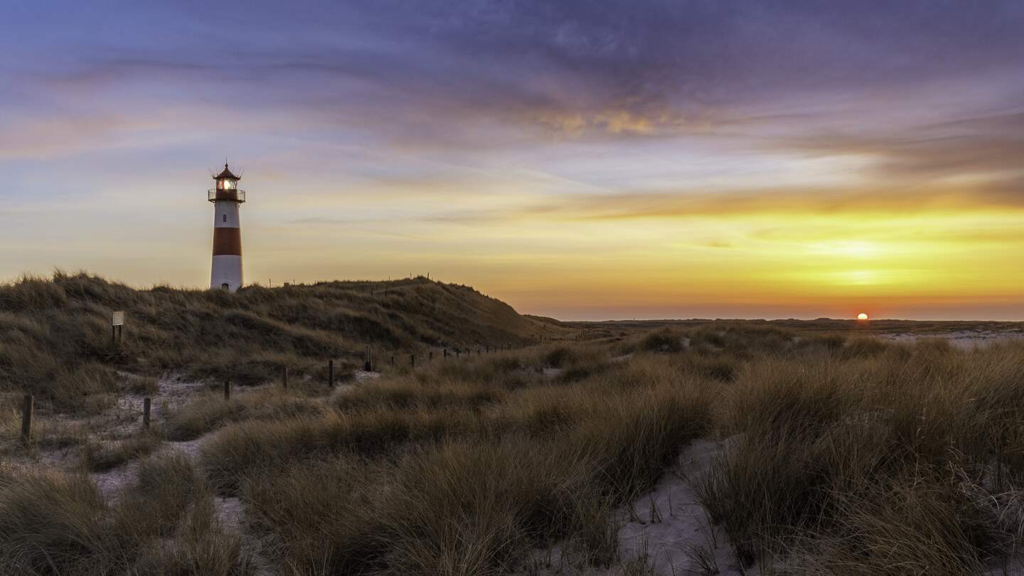 Nordsee Insel Sylt Leuchtturm Dünen | © Gettyimages.com/Jörg Hoffmann