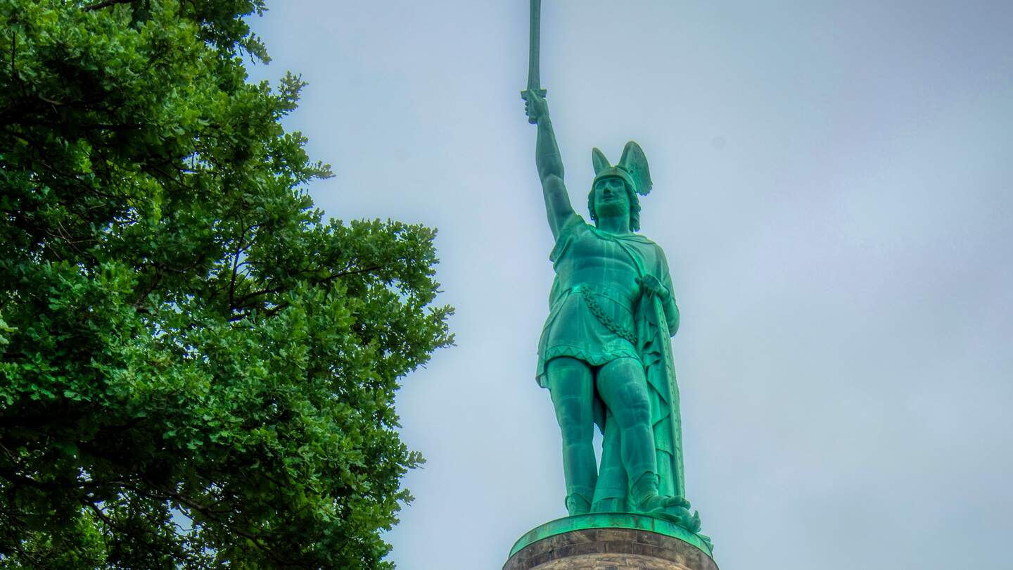 Hermannsdenkmal Statue vor blauem Himmel  | © GettyImages.com/Knut Niehus