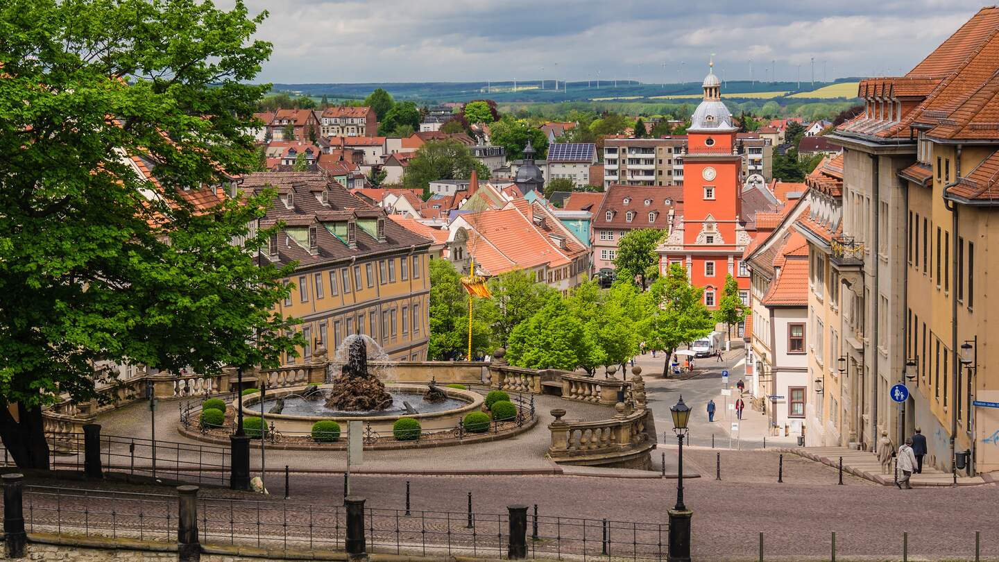 Blick vom Schloss Friedrichstein zum Zentrum von Gotha mit Rathaus  | © Gettyimages.com/RicoK69
