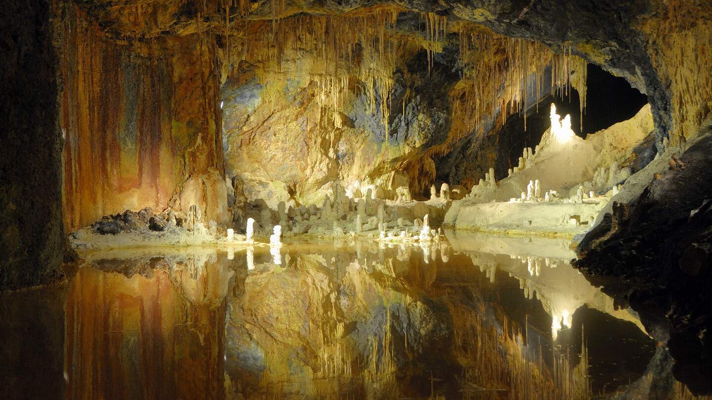 Feengrotten mit farbenfrohen Mineralablagerungen entstanden durch natuerliche Prozesse und den Bergbau  | © Gettyimages.com/mit4711