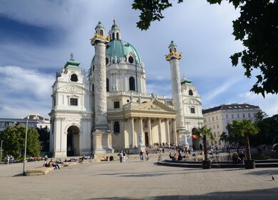 Karlsplatz mit Karlskirche in Wien an einem Sommertag | © Gettyimages.com/bparren