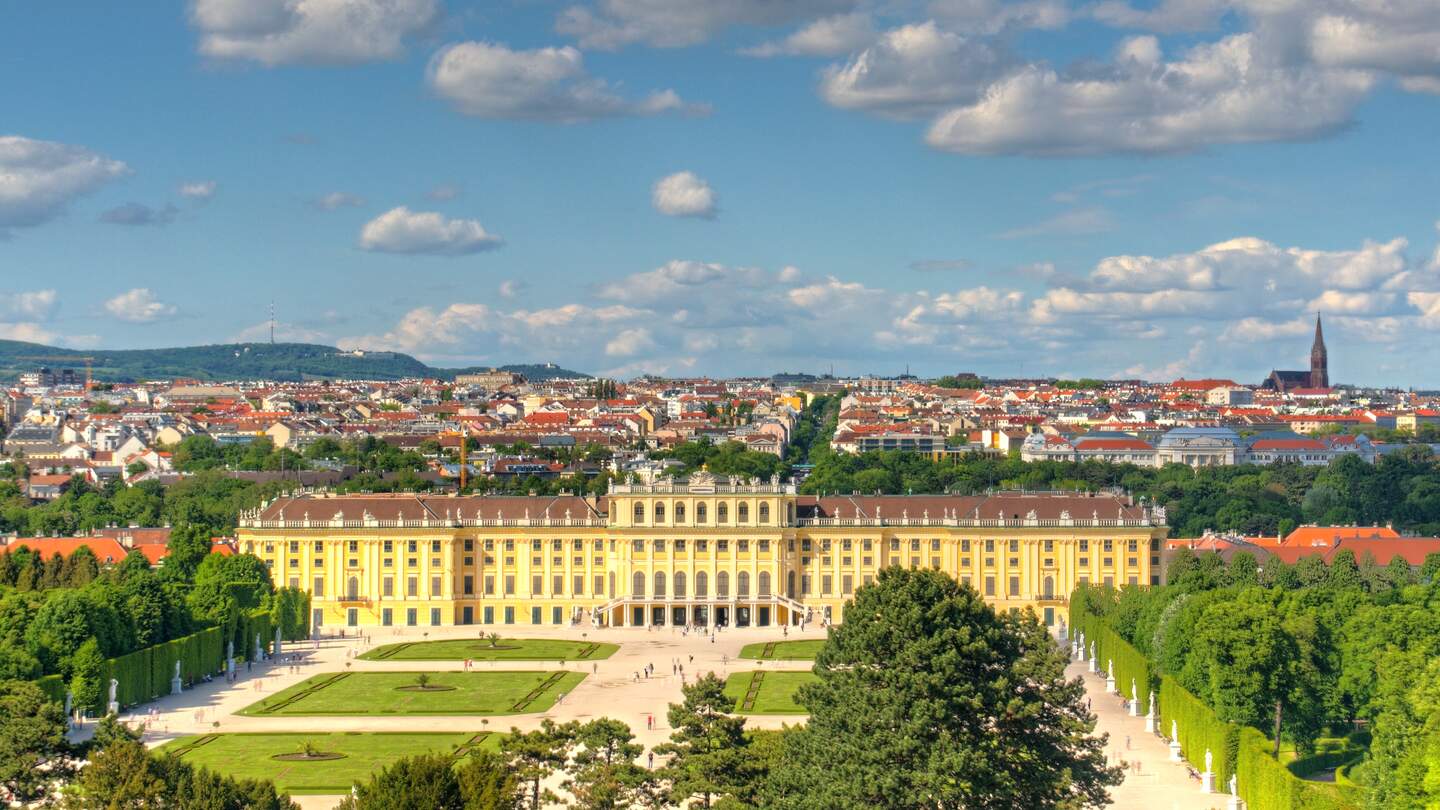 Das Schloss Schönbrunn in Wien mit Park | © Gettyimages.com/Vratislav Simacek