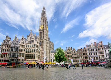 Blick auf den historischen Marktplatz und die Liebfrauenkathedrale im Stadtzentrum von Antwerpen, Flandern, Belgien | © Gettyimages.com/Vladislav Zolotov