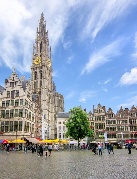 Blick auf den historischen Marktplatz und die Liebfrauenkathedrale im Stadtzentrum von Antwerpen, Flandern, Belgien | © Gettyimages.com/Vladislav Zolotov