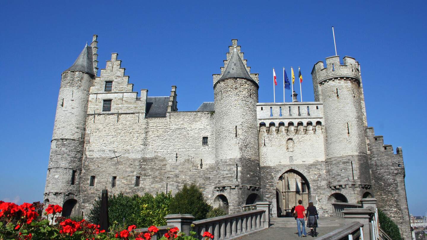 In Antwerpen (Belgien) ist der 'Steen' der Name des kleinen Schlosses, das am Eingang des Stadtzentrums am Rande der Schelde zu sehen ist | © Gettyimages.com/fotoon