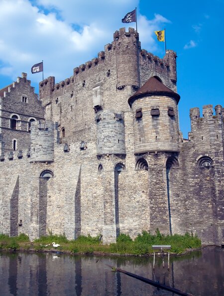 Die Gravensteen, mittelalterliche Burg, erbaut 1180 von Graf Philipp von Elsass, Gent, Belgien | © Gettyimages.com/Rostislavv