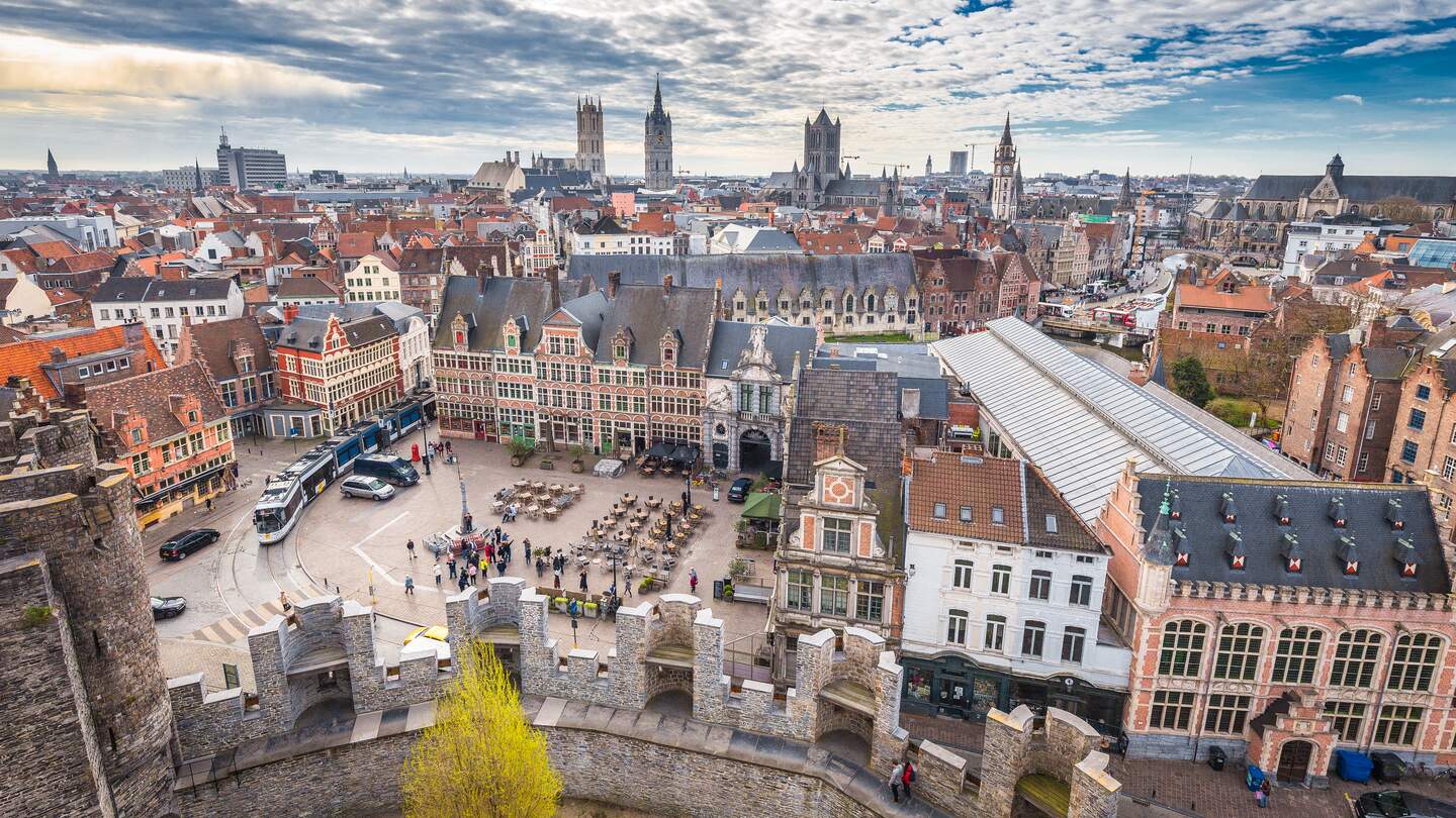 Panoramablick aus der Luft auf die historische Stadt Gent mit der berühmten mittelalterlichen Burg Gravensteen an einem schönen sonnigen Tag mit blauem Himmel und Wolken im Sommer, Provinz Ostflandern, Belgien | © Gettyimages.com/bluejayphoto