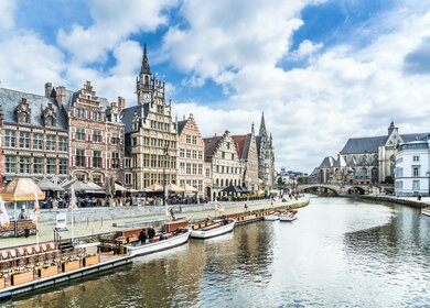 Bootsanlegestelle in der historischen Altstadt von Gent in Flandern/Belgien | © Gettyimages.com/CHUNYIP WONG