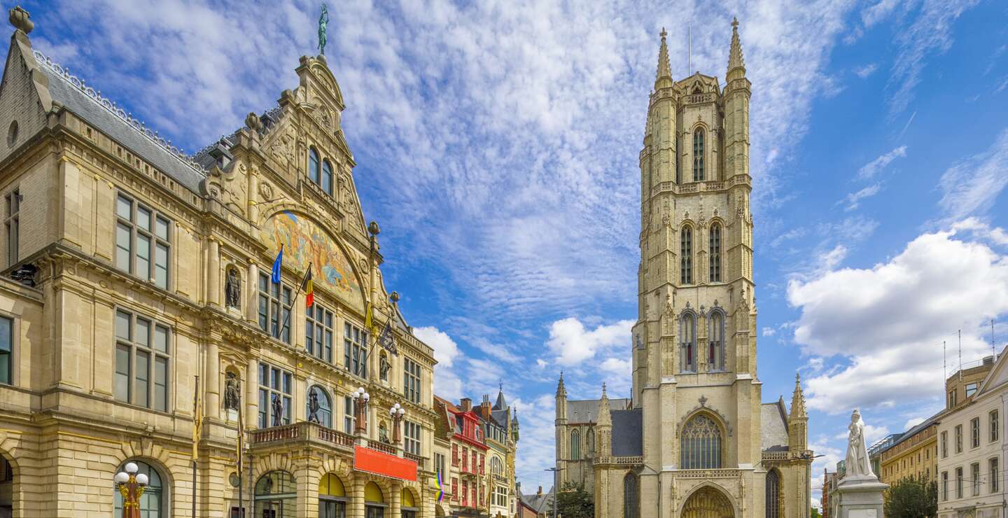 Blick auf die St.-Bavo-Kathedrale an einem schönen Sommertag am Korenmarkt im historischen Zentrum von Gent, Flandern, Belgien | © Gettyimages.com/tunart