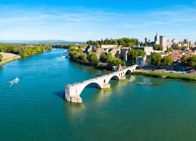Panorama des Pont Saint-Bénézet und dem Fluss Rhone in Avignon | © Gettyimages.com/saiko3p