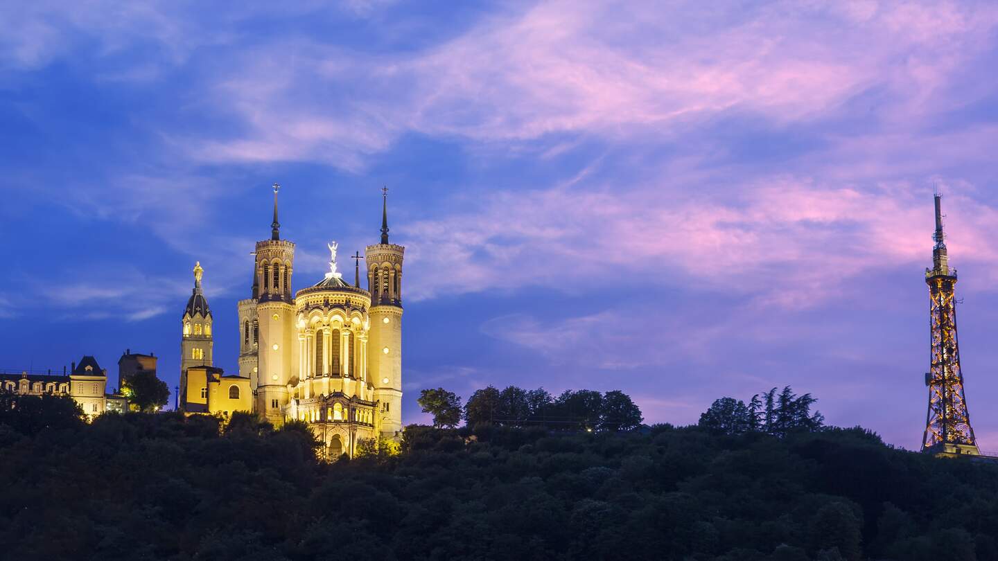 Blick auf die Kathedrale Fourvière in Lyon am Abend | © Gettyimages.com/Hornet83