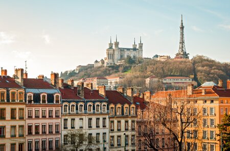 Blick auf den Hügel mit der Basilika Notre-Dame de Fourvière in Lyon, aus der Stadt fotografiert | © Gettyimages.com/Ladiras