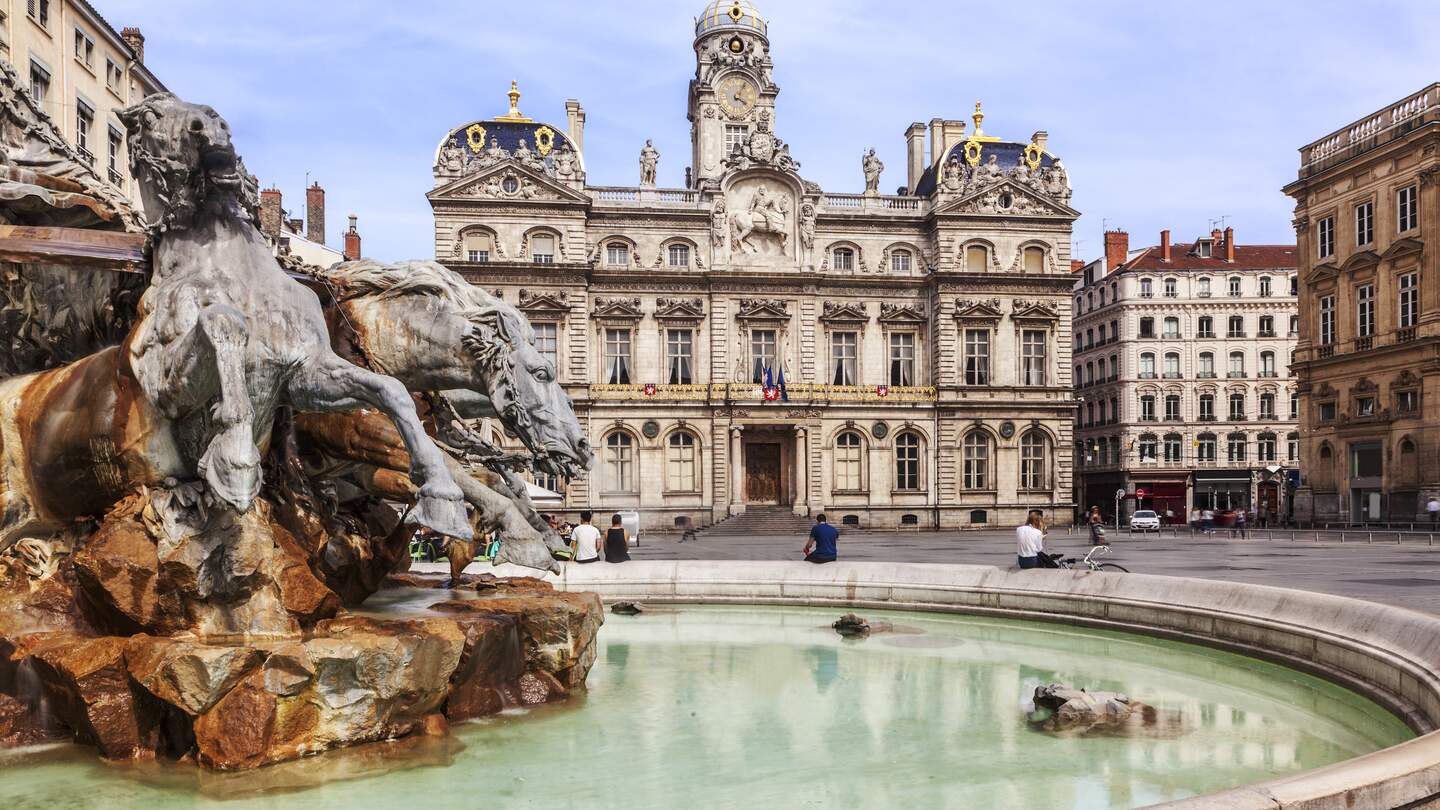 Place des Terreaux mit Springbrunnen in Lyon | © Gettyimages.com/Hornet83