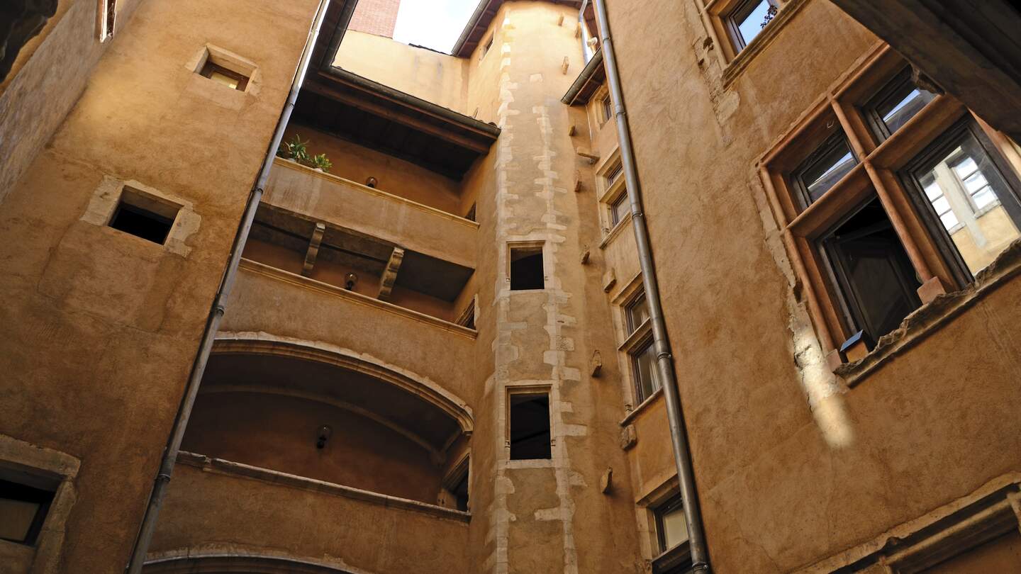 Traboules Apartmentkomplex in der Altstadt von Lyon | © Gettyimages.com/Madzia71