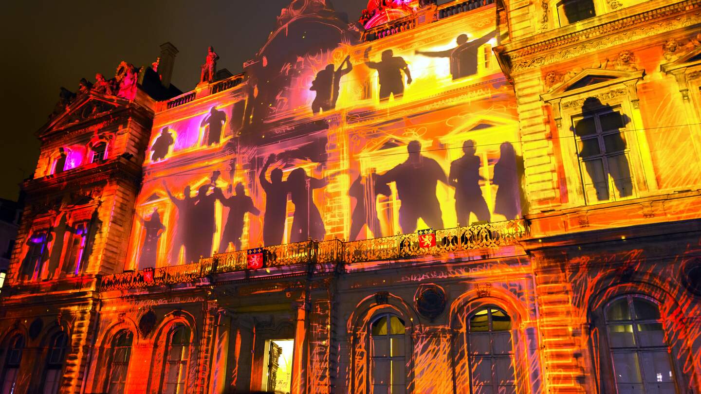 Blick auf die Straße mit einer Menge Touristen und Einheimischen beim Festival of Lights in Lyon | © Gettyimages.com/eddygaleotti