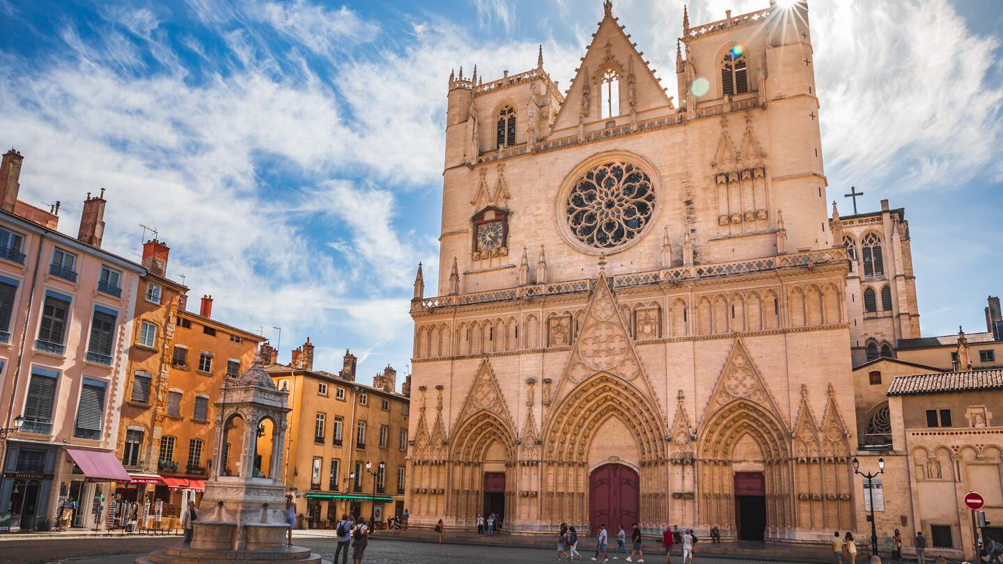Ein französischer Stadtplatz mit majestätischer Saint-Jean-Baptiste Kathedrale in der Altstadt von Lyon mit einer Touristenmenge | © Gettyimages.com/Gregory_DUBUS