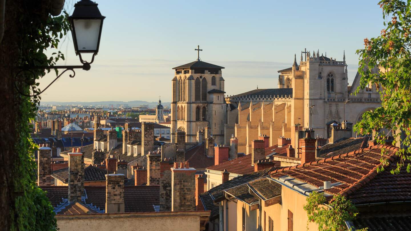 Dächer, Schornsteine und Kathedrale St. Jean Baptiste in Vieux Lyon, der Altstadt von Lyon | © Gettyimages.com/SanderStock