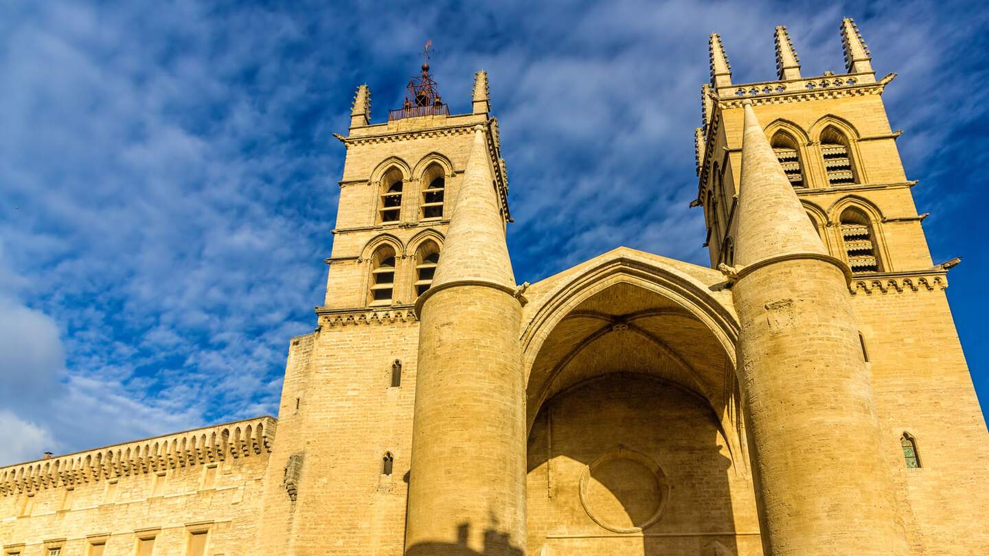 Untersicht auf die Kathedrale Saint-Pierre-France in Montpellier bei gutem Wetter | © Gettyimages.com/Leonid Andronov