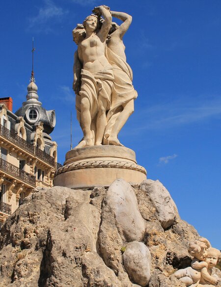 Fontaine des Trois Graces am Place de la Comedie in Montpellier mit blauem Himmel | © Gettyimages.com/PictureReflex