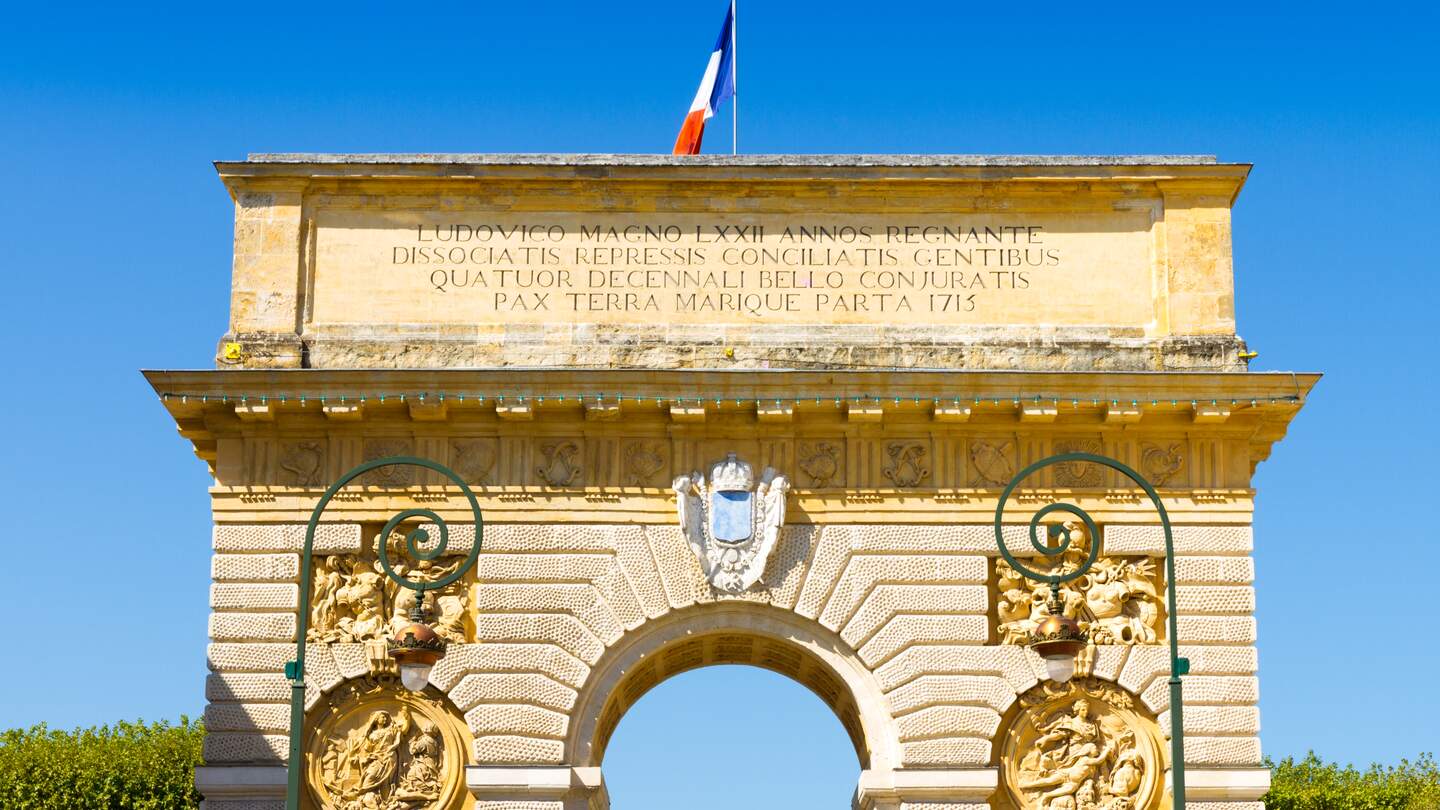 Frontalansicht der Porte du Peyrou, dem Stadttor in Montpellier | © Gettyimages.com/Digitalsignal